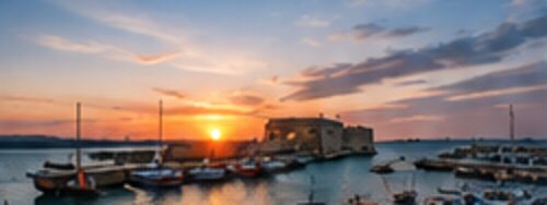 Το λιμάνι του Ηρακλείου με το φρούριο Κούλες στο ηλιοβασίλεμα